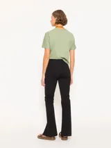 Pantalón negro de punto tramado con cintura elastizada, corte al cuerpo y tajos en el ruedo.