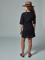 Vestido corto blanco con bordado broderie, escote en V y mangas cortas.