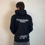 Canguro blanco con capucha y cordones ajustables, puños y cintura acanalados. Estampado en la espalda con un sol, olas y la frase "Chasing the waves Santa Barbara".