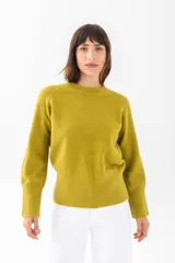Buzo de punto color mostaza, con diseño de manga larga y ajuste cómodo.
