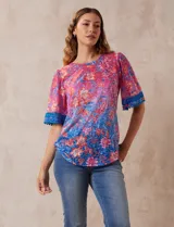 Blusa de modal estampado marca Ruby Rd, con mangas cortas terminadas en crochet.