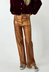 Pantalón de corte oxford de tela metalizada color cobre y elastizada.