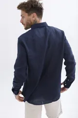 Camisa de lino color crudo, de manga larga y corte clásico.