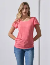 Remera color salmón de modal marca French Laundry, de manga corta con detalle de puntilla en las mangas y cuello redondo.