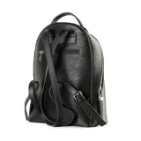 Mochila mediana negra de símil cuero con relieve, acceso con cierre, herrajes plateados, correa fija, un compartimento, un bolsillo interno con cierre y dos abiertos, un bolsillo externo con cierre. Diseño de gran capacidad y súper liviano.