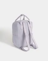 Mochila negra de tela deportiva con correas regulables, manijas superiores con broche, acceso con cierre superior y puller de cuerina, bolsillo frontal con cierre y puller de cuerina, y tag de goma.