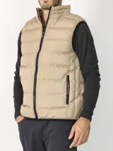 Chaleco de nylon con guata, color tostado, diseño clásico y cierre frontal.