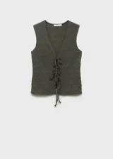 Top verde oliva de tejido texturizado, con cuello en V y cierre frontal con lazos.