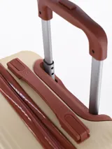 Valija rígida de 20 pulgadas color beige con detalles en marrón.