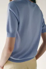 Top celeste de punto fino con cuello redondo y mangas cortas.