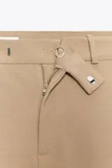 Pantalón negro de vestir, de tiro alto y pierna recta.