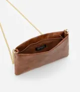 Billetera rectangular color celeste, confeccionada en cuero sintético, con cierre de cremallera y correa de cadena plateada.