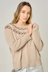 Sweater tejido color verde agua con cuello redondo y diseño de ochos con detalles rosados en la parte superior.