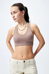 Top deportivo blanco de diseño seamless con escote en V y breteles anchos.