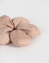 Gomita de pelo color rosa claro con forma de flor puffy.