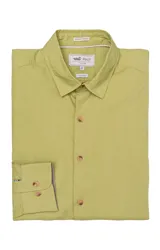 Camisa de manga larga celeste de popelina de algodón orgánico, calce moderno, con cuello clásico, cierre con botones color madera y logo RKF bordado en el puño.