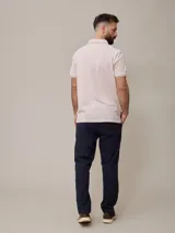 Chomba manga corta color beige con cuello clásico y tapeta de dos botones. Tiene un pequeño logo bordado en el pecho. Corte clásico.