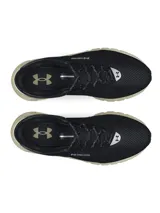 Championes Under Armour Summit Trek para hombre, color negro con detalles en gris y suela color crema. Diseño con perforaciones laterales y logo de la marca en el lateral.