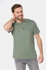 Remera verde militar lisa de manga corta con cuello redondo y logo bordado en el pecho.