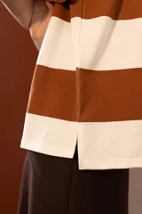 Remera de algodón a rayas horizontales marrones y blancas, de corte recto y mangas cortas.