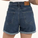 Short de jean negro con ruedo doblado.