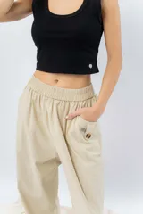 Musculosa corta color gris jaspeado, con cuello cuadrado y tirantes anchos.