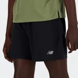 Short deportivo negro con tecnología NB DRY para control de la humedad, forro interior sin costuras, cordón ajustable, bolsillos laterales y bolsillo trasero con cierre.