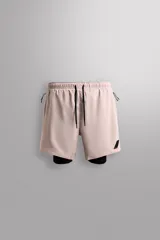 Shorts deportivos color beige con calza interior negra, confeccionados en tejido técnico ligero y elástico. Cuentan con cintura elástica ajustable con cordón, bolsillos laterales con cierre de cremallera, bajo con aberturas laterales y logo estampado.