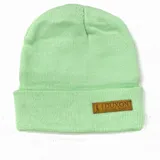 Gorro de lana color verde agua, con dobladillo y parche de cuero con el logo de la marca Duxon.