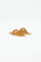 Sandalia abierta de cuero color suela con tiras trenzadas y plantilla al tono.