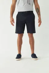 Bermuda de gabardina azul marino, corte chino, con bolsillos laterales y traseros.