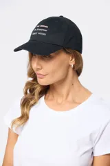 Gorro con visera color beige con bordado frontal.