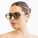 Lentes de sol con marco negro, patillas plateadas y lentes celestes.