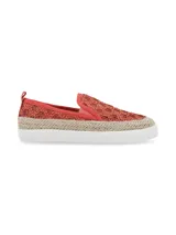 Alpargatas color coral con capellada de tejido yute y elástico en el empeine. Suela blanca con aplicación de yute y plantilla memory foam.