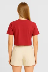 Remera cropped negra de algodón con estampado de un trozo de torta con cereza.