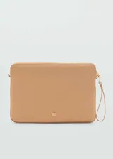 Funda color camel para laptop, con forro interior, asa corta, cierre de cremallera, doble compartimento y logo en la parte inferior.