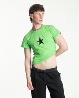 Remera verde lima ajustada al cuerpo, con cuello redondo y manga corta. Estampado frontal de una estrella negra.