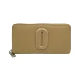 Billetera color beige con cierre de cremallera y aplique ovalado con el logo de la marca.
