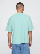 Remera blanca de algodón, corte clásico y mangas cortas.