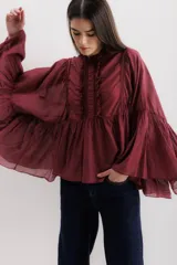 Camisa de manga larga color bordó, con cuello mao y volados en el frente.