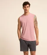 Musculosa deportiva rosada de poliéster y elastano, con cuello redondo y tecnología Dry que facilita la evaporación del sudor.
