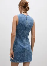 Vestido corto de denim azul con cuello redondo y sin mangas.