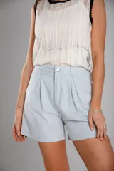 Short celeste de gabardina, tiro alto y corte holgado.