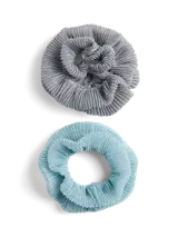 Paquete de 2 scrunchies en colores azul y gris, ideales para sujetar el cabello con estilo.