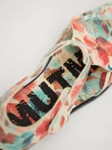 Sandalias de cuero azul con diseño semi-abierto y tiras tipo gladiador. Cierre con velcro y forro interior de cuero de chancho. Calzan chico.