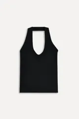 Top negro de cuello halter confeccionado en tejido elástico.