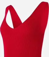 Vestido midi rojo ajustado, de punto texturizado, con escote en V y breteles medianos.