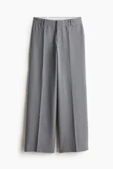 Pantalón de vestir gris con corte ancho, tiro alto, pinzas delanteras y bolsillos laterales.