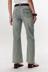 Pantalón de jean celeste de corte semi oxford, con detalles de cuero en pretina y bolsillos.