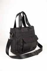 Cartera negra con asas fijas y correa regulable y desmontable con el logo de la marca. Cuenta con tres bolsillos externos, dos delanteros y uno trasero. En su interior tiene dos bolsillos adicionales.